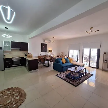 Апартаменты Paramount Gardens D204 *