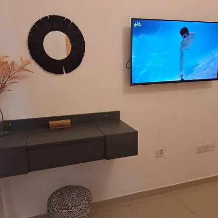 Paramount Gardens D204 Apartman *