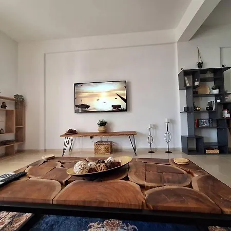 Paramount Gardens D204 Apartman