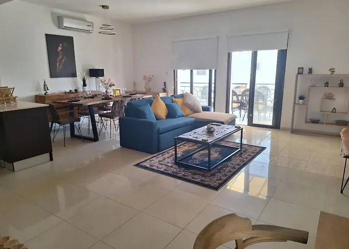 Paramount Gardens D204 דירה